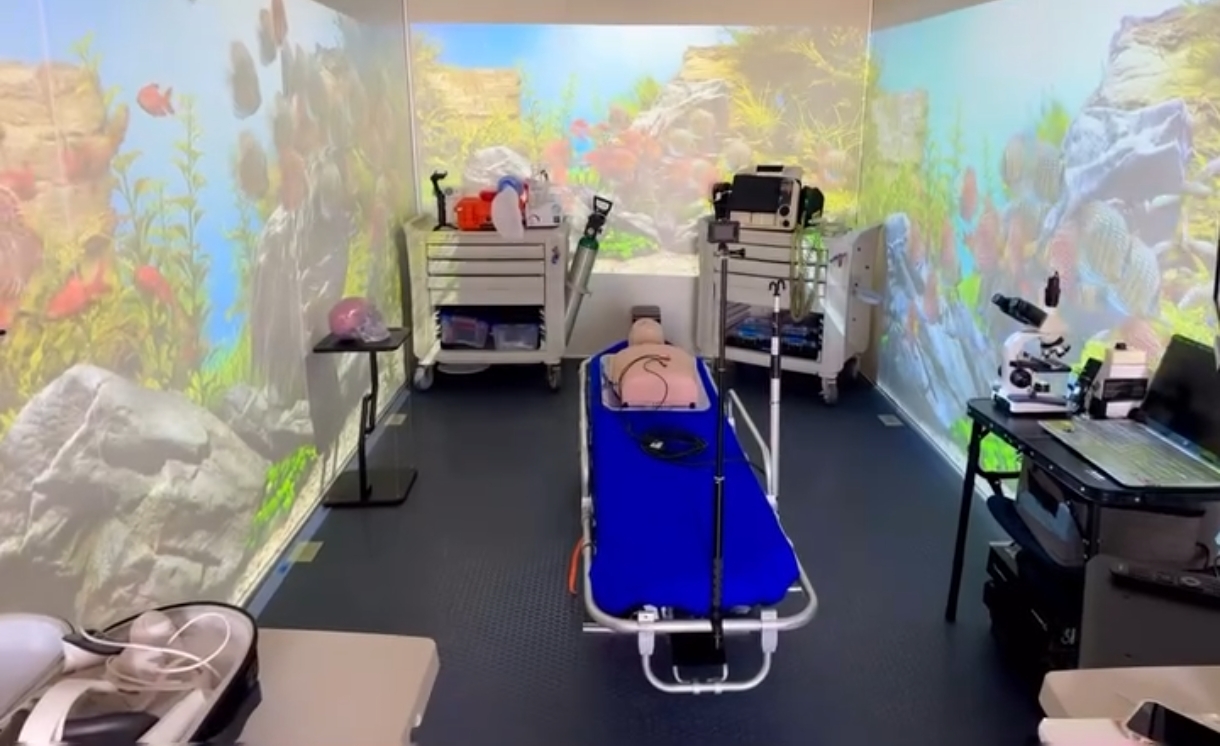Espacio inmersivo de capacitación médica con simulador
